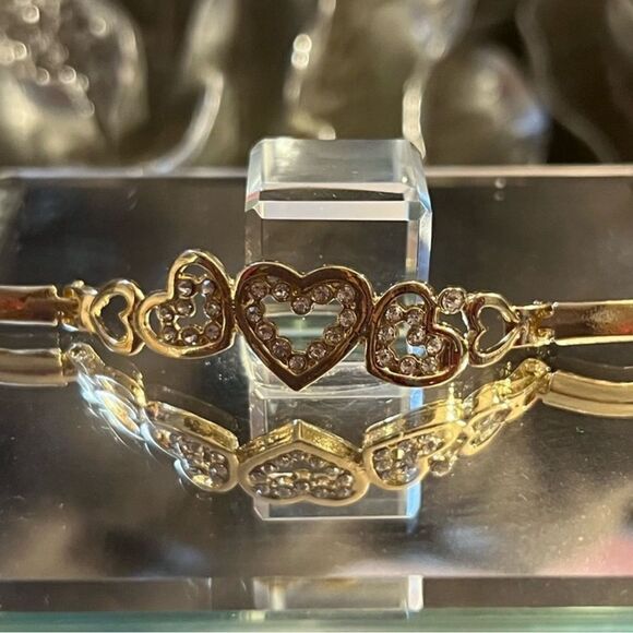 NWOT “ENDLESS HEARTS 💕” FASHION GOLD BANGLE - Picture 3 of 3